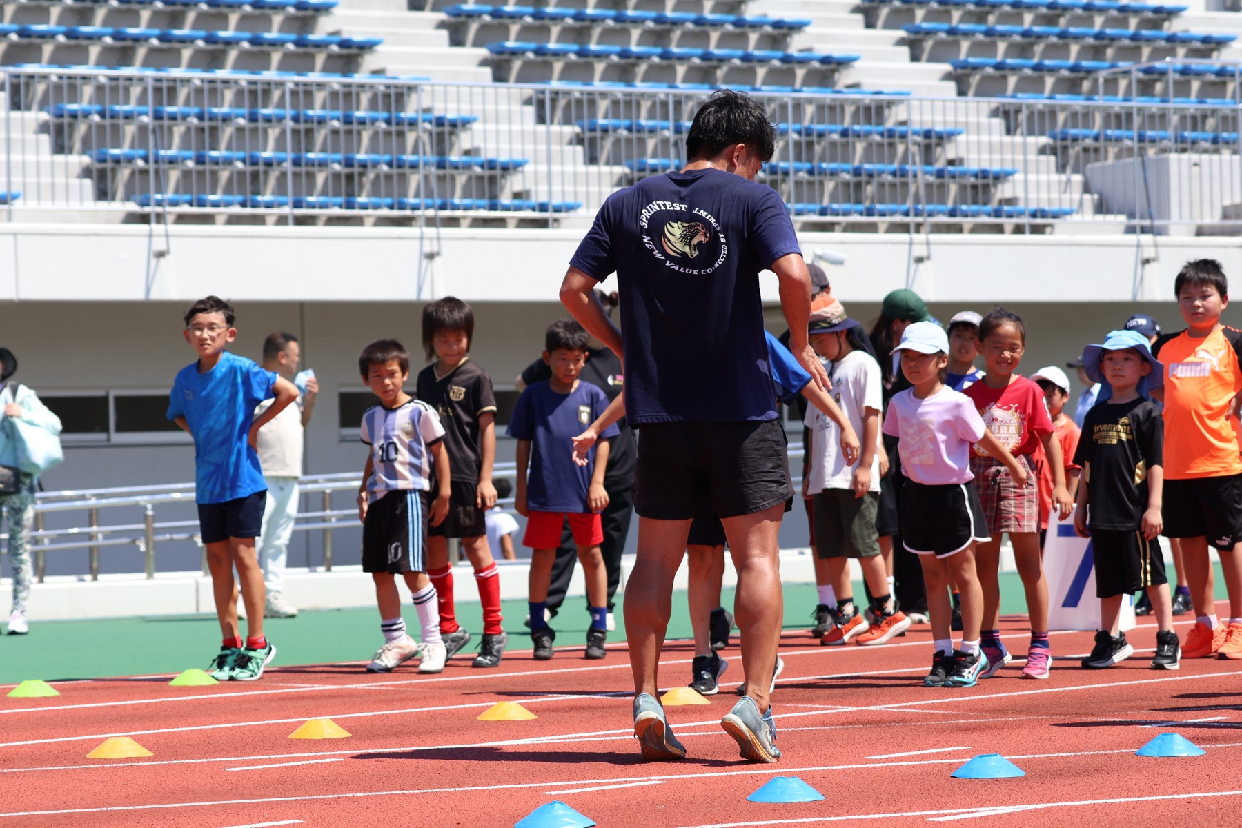 SPRINTESTのコーチと走る練習をする小学生たち