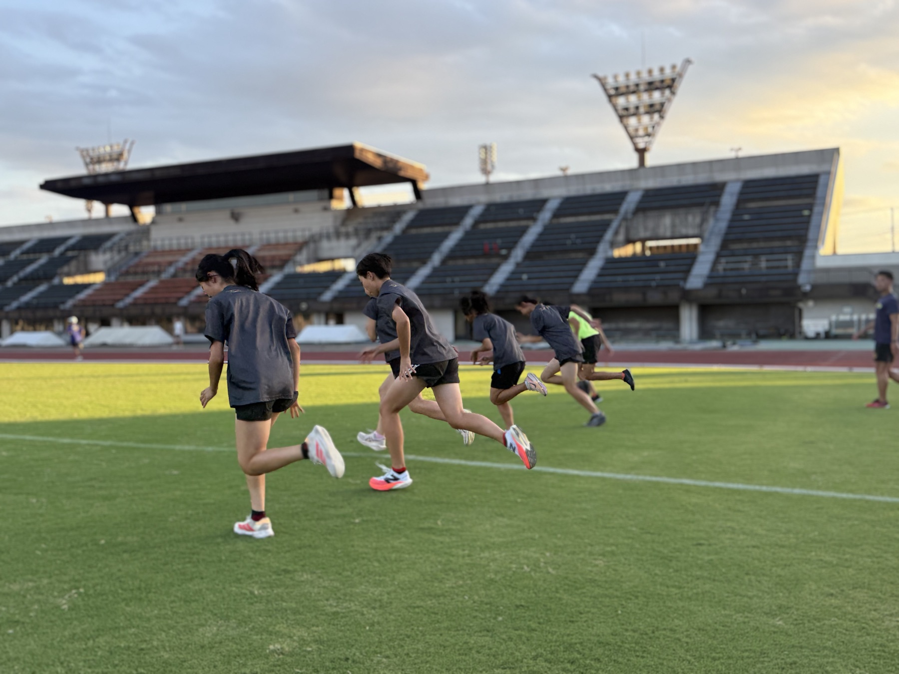陸上競技場で走りの練習に取り組むSPRINTESTの参加者
